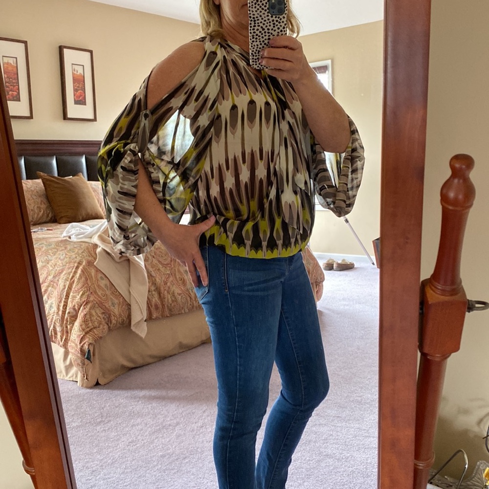 Wrap blouse with open shoulders - Picture 2 of 11